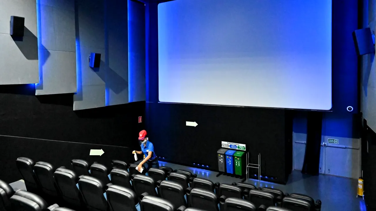 Cultura în declin. Doar 2 din 10 români merg măcar o dată la teatru pe parcursul unui an. Doar 26% dintre români au intrat într-o sală de cinema