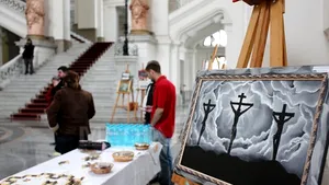 Tablouri cu oameni decapitaţi şi nuduri, expuse de condamnaţi în holul Palatului de Justiţie - GALERIE FOTO