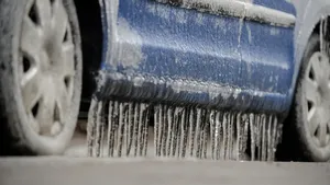 Cinci judeţe, sub cod Galben, marţi seara. CNAIR: Pe A2 a apărut fenomenul de ploaie îngheţată