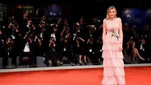 YouTube pregăteşte un serial de comedie coprodus de George Clooney şi Kirsten Dunst