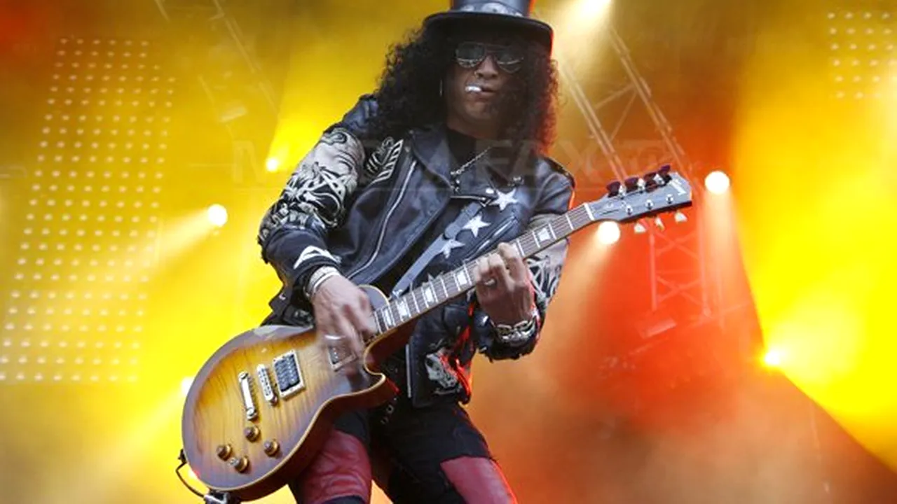 Slash, atacat de un fan înfocat pe scenă, în Italia