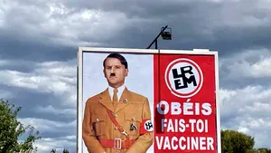 Emmanuel Macron comparat cu Adolf Hitler într-un panou publicitar. Amenda primită de autor