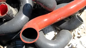 Tone de DEŞEURI din cauciuc au fost abandonate la marginea unei păduri din Arad - FOTO