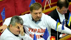 Mii de persoane au protestat la Kiev în urma deciziei autorităţilor de a renunţa la acordul cu UE