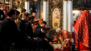 Episcopul greco-catolic de Cluj-Gherla a spălat simbolic picioarele a 12 seminarişti, în Joia Mare - FOTO