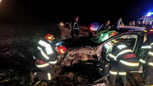 Accident între o maşină şi un autobuz, în Timiş: Două persoane au fost rănite - FOTO