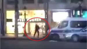 FOTO, VIDEO Momentul în care atacatorul din Paris a fost împuşcat, surprins de un martor/ Fotografii cu teroristul anihilat de poliţişti