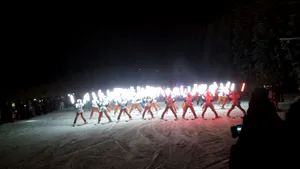 Pârtiile din Poiana Braşov au fost deschise de monitorii de schi care au coborât cu torţe aprinse - Foto