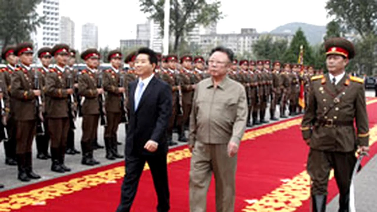 Preşedintele sud-coreean, întâmpinat de Kim Jong-Il cu garda de onoare