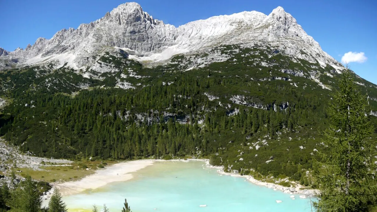 „Lacurile-oglindă”: 5 locuri spectaculoase din Italia unde toamna se vede de două ori. Unele sunt complet ascunse de turiști