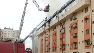 Incendiu puternic la o mansardă din Capitală, acoperişul blocului a fost cuprins de flăcări. 400 de persoane au fost evacuate şi cinci au primit îngrijiri medicale - FOTO, VIDEO