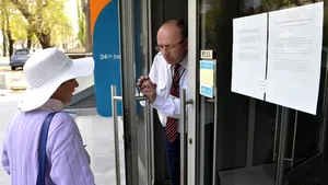 Agent de pază, intermediar al mitei pentru pensii, trimis în judecată
