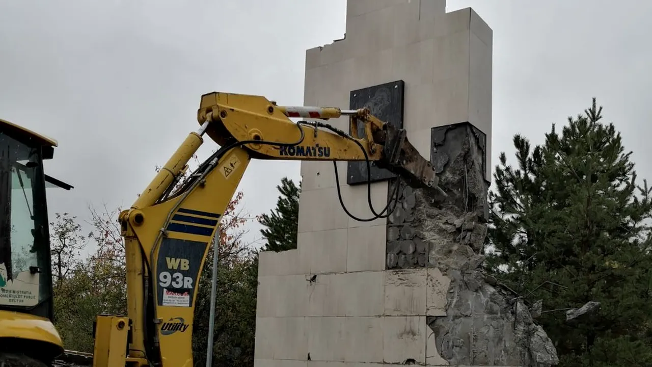 Clotilde Armand anunţă demolarea statuii din faţa Universităţii Bioterra. Cine suportă cheltuielile
