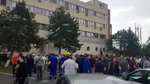 VIDEO Protest în Năvodari, după explozia de la Petromidia. Zeci de oameni revoltaţi s-au adunat în faţa rafinăriei Rompetrol