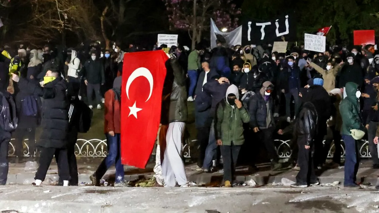 Protestele față de arestarea primarului Istanbulului se intensifică