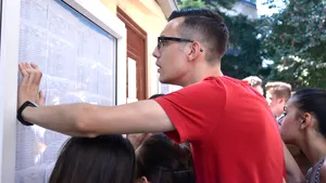 Euforie pentru un elev care a promovat BAC-ul după ce a contestat nota 3,70 la ISTORIE şi a primit 10. Colegul său: Prima dată a fost devastat, apoi a avut acel episod de nervozitate