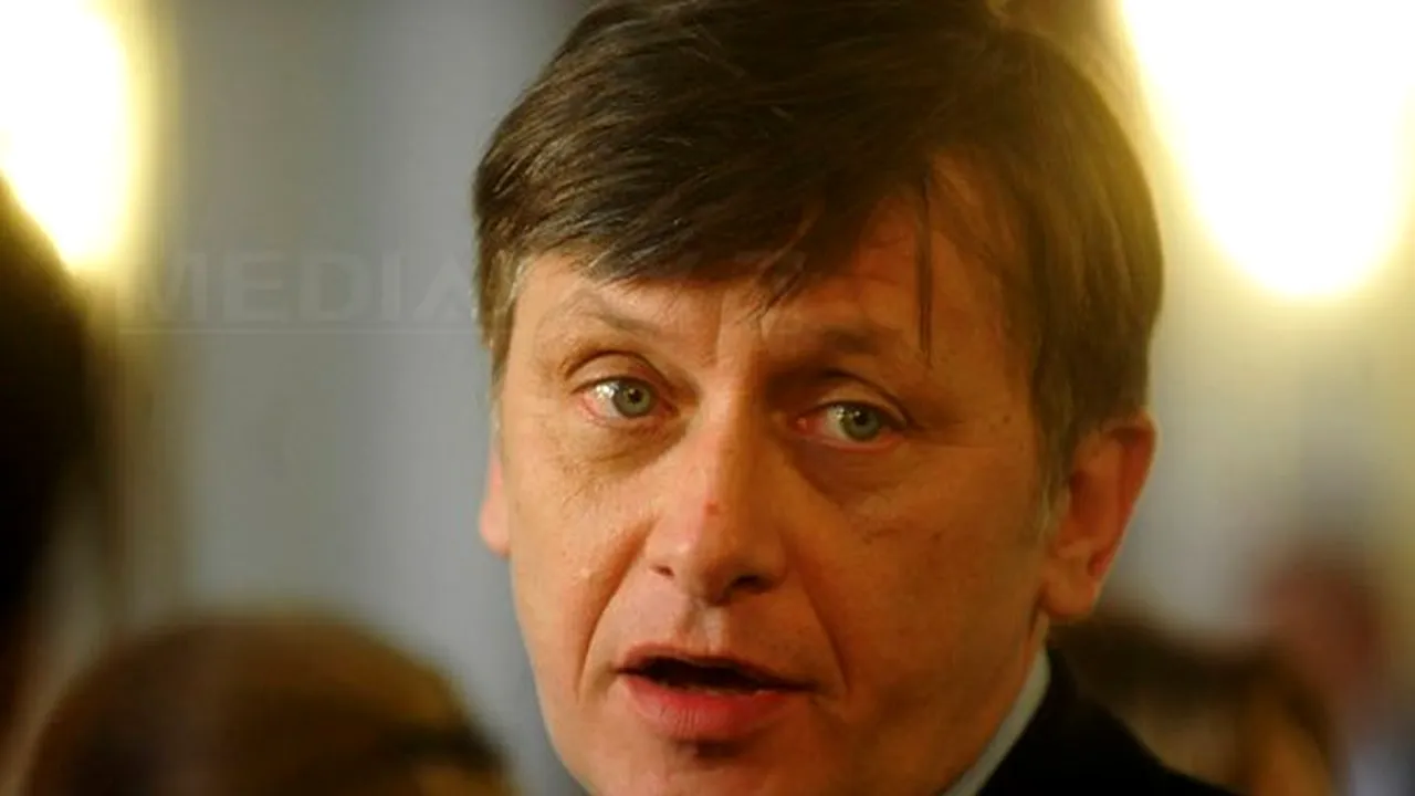 Antonescu: E jenant ca preşedintele să se ocupe cu alcătuirea guvernelor, pe la uşi la PSD, la PNL