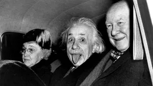 Povestea celebrei fotografii în care Einstein apare cu limba scoasă. De ce fizicianul a recurs la acest gest