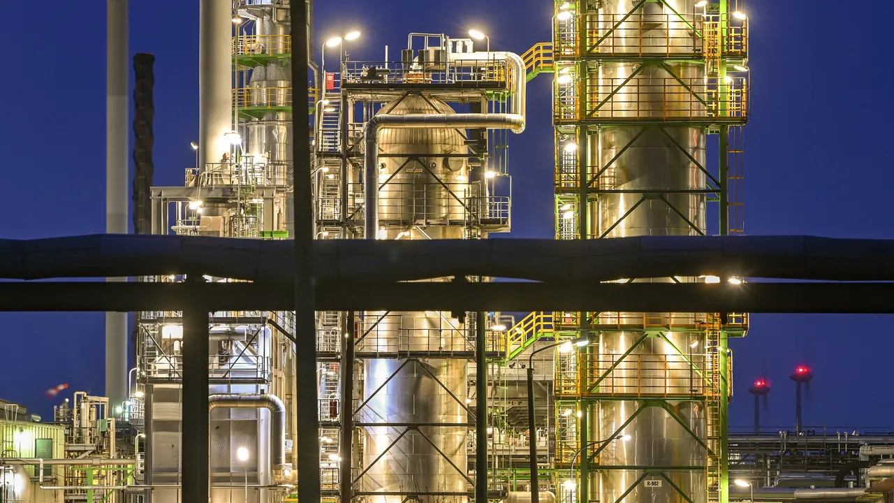 Gigantul petrolier Rosneft avertizează Berlinul să nu naţionalizeze activele sale din Germania