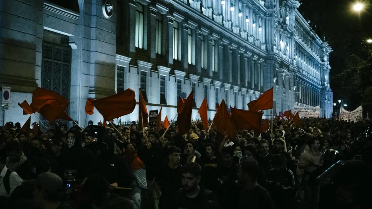 Ce înseamnă steagurile roșii care au apărut la protestele din Spania și cine se află, de fapt, în spatele lor