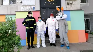 FOTO | Poliţiştii de frontieră din Arad au oferit alimente bătrânilor şi familiilor nevoiaşe