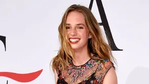 Maya, fiica lui Ethan Hawke cu Uma Thurman, este noua imagine a unei faimoase case de modă