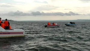 Două macarale gigantice, transportate de barje, se pregătesc să ridice la suprafaţă nava Bulgaria