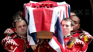 Mii de persoane au adus un ultim omagiu militarului Lee Rigby - FOTO