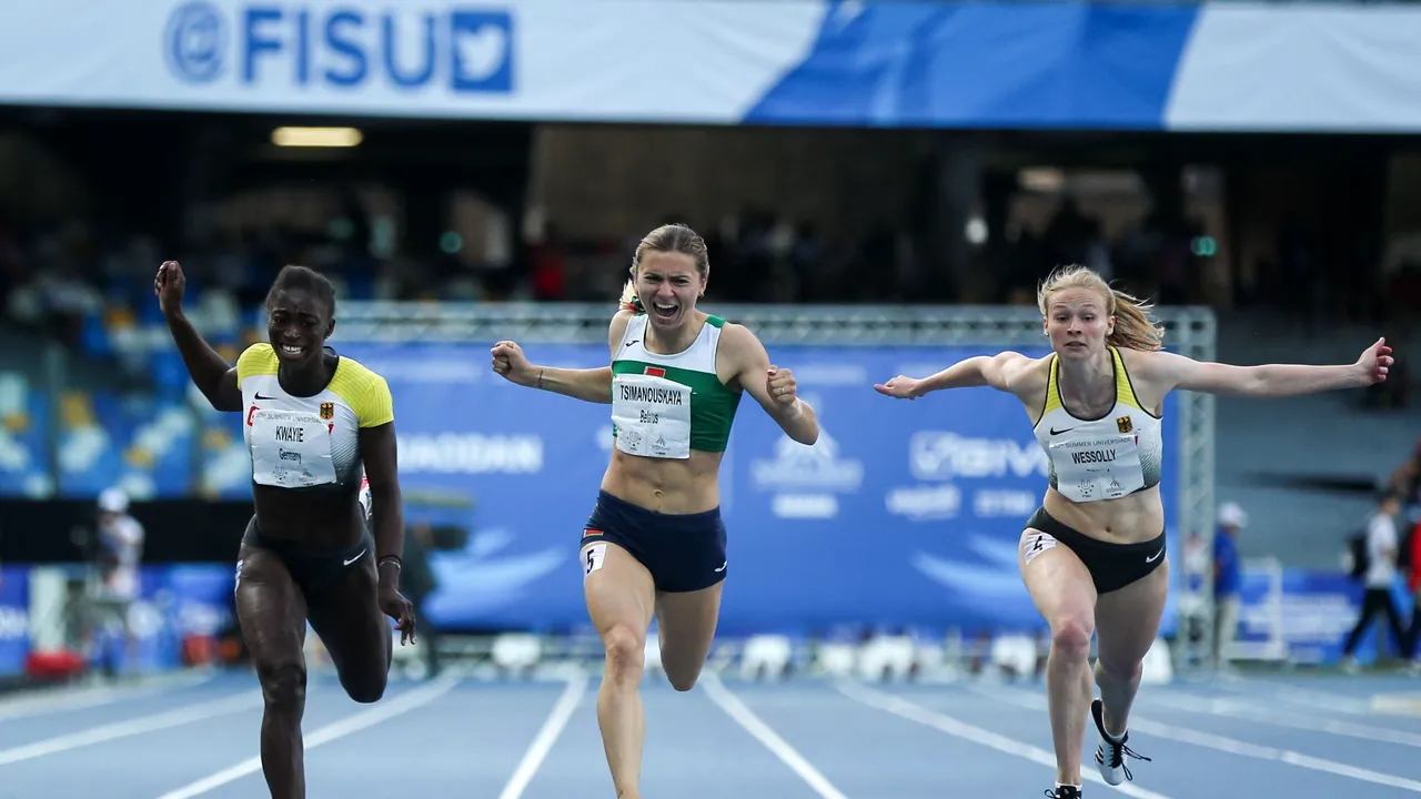 Krystsina Tsimanouskaya, atleta bielorusă care a criticat public regimul şi oficialii sportivi, dusă cu forţa la aeroport în mijlocul JO. S-a încercat deportarea ei de la Tokyo