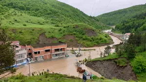 Dezastrul lăsat în urmă de inundaţii. Bilanţ IGSU: 152 de persoane evacuate, drumuri blocate şi peste 100 de case inundate