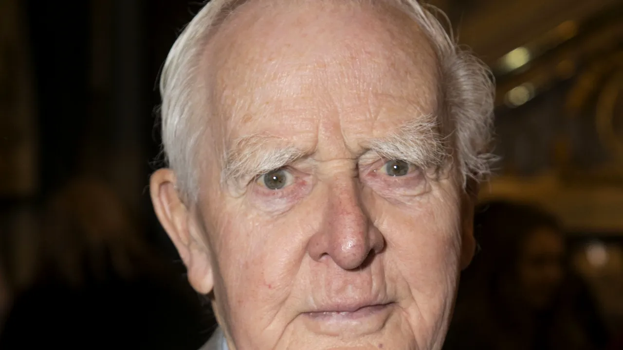 Scriitorul John le Carre, cunoscut pentru romanele sale de spionaj, a murit la vârsta de 89 de ani