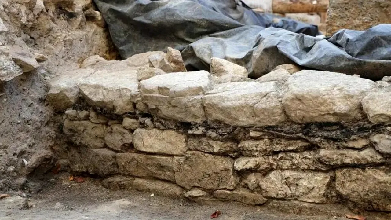 Orașul Paris își poate rescrie istoria. Un zid galic vechi de peste 2.000 de ani, descoperit pe Île de la Cité