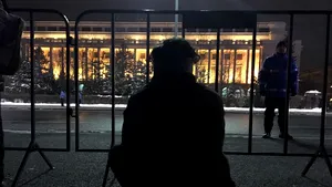 GALERIE FOTO, VIDEO A unsprezecea zi de proteste în Piaţa Victoriei. Manifestanţii susţin că nu l-au văzut pe Iordache