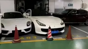 Tamponare intenţionată. După o ceartă, o femeie a intrat cu BMW-ul în Ferrari-ul soţului 