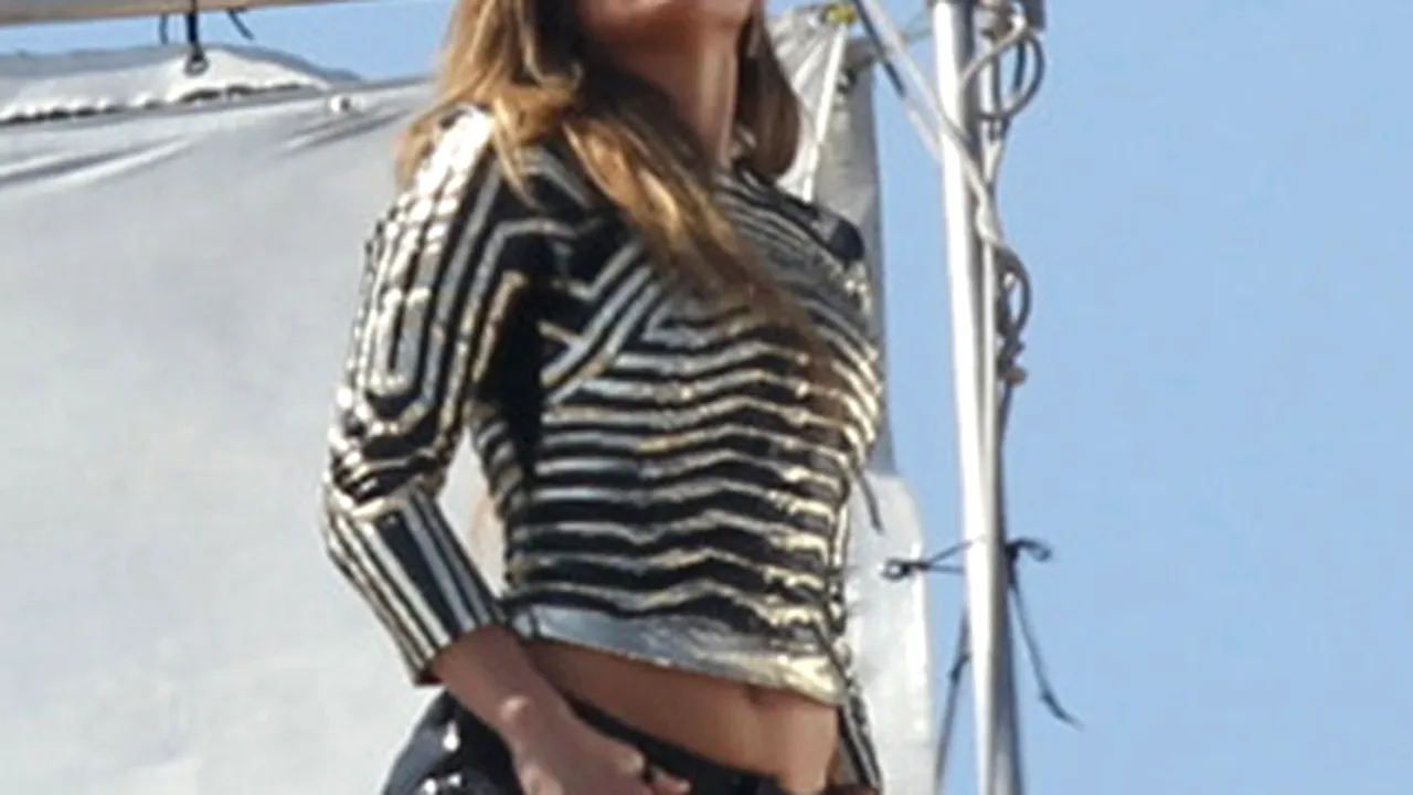 Jennifer Lopez, sexy la filmările pentru noul videoclip. Vedeta îşi etalează abdomenul şi dansează provocator - FOTO