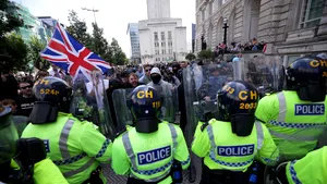 Proteste violente în mai multe oraşe britanice după uciderea celor trei fete în Southport