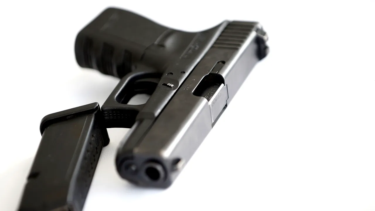 Pistol confiscat de poliţiştii din Vaslui din locuinţa unui bărbat. Acesta este cercetat pentru nerespectarea regimului armelor şi muniţiilor