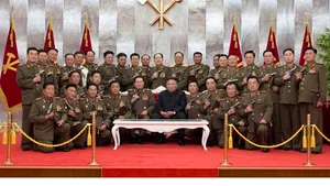 FOTO. Aniversarea armistiţiului în Coreea de Nord, cu pistoale, dar fără măşti: Generalii au pozat „ca nişte gangsteri“ alături de liderul Kim Jong Un