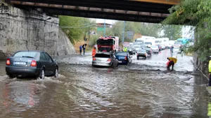 Brigada de Poliţie Rutieră a Capitalei anunţă că se circulă îngreunat în Capitală din cauza ploii