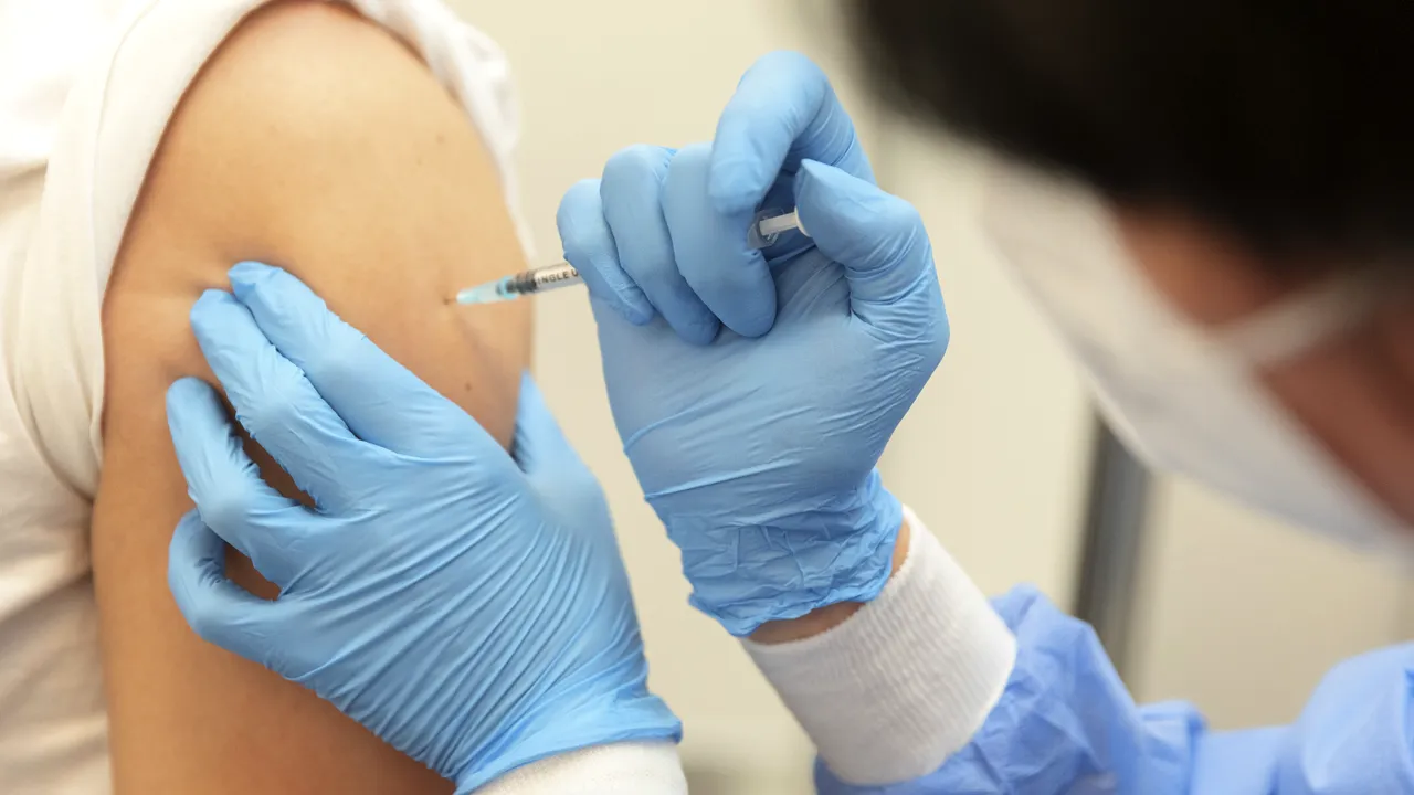 Vaccinarea la chiuvetă: În Caraş-Severin, 2 medici şi 5 asistenţi au fost reţinuţi 