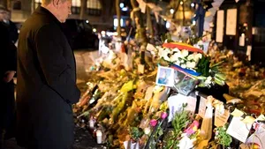 Iohannis a depus jerbă la restaurantul unde au murit doi români în atacurile teroriste din Paris