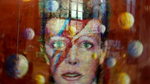 ASCULTĂ SMART RADIO: O piesă inedită semnată de David Bowie a fost distribuită în seria ”Is It Any Wonder? ”