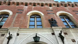 Cavalerul medieval de pe fațada Castelului Huniade, distrus de un muncitor neatent