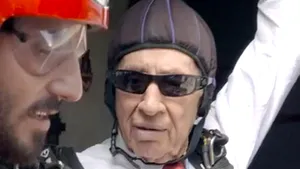 Shimon Peres, paraşutist şi agent de pază la 91 de ani. Fostul preşedinte israelian îşi prezintă abilităţile profesionale - VIDEO