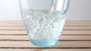 STUDIU. Apa carbogazoasă ar putea ajuta la slăbit. Ar reduce nivelul zaharului din sânge