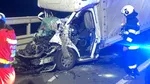 Accident mortal pe A1, pe sensul de mers Sibiu-Sebeș. Un șofer de 34 de ani a murit după ce a intrat cu autoutilitara într-un camion
