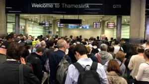 Pană majoră de curent în Marea Britanie: Traficul aerian şi feroviar, perturbate/ Semafoarele din Londra n-au funcţionat | FOTO, VIDEO