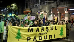 Marşul pentru Păduri: Sute de oameni au ieşit în stradă, în Capitală şi în mai multe oraşe din ţară, pentru a protesta faţă de defrişările ilegale/ ”Codrule, codruţule, unde dispari, tu, drăguţule?” - FOTO, VIDEO