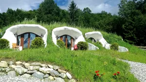 Fără betoane. Investiţie de sute de mii de euro în turism în case de hobbiţi. Bucureştenii dau năvală în weekend 