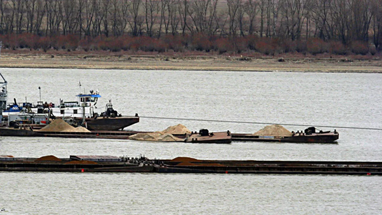 Autorităţile au fost în alertă după ce o pată de produs petrolier a fost descoperită pe Dunăre